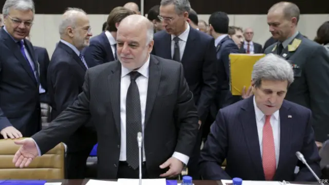 نخست وزیر عراق در کنار وزیر خارجه آمریکا در بروکسل