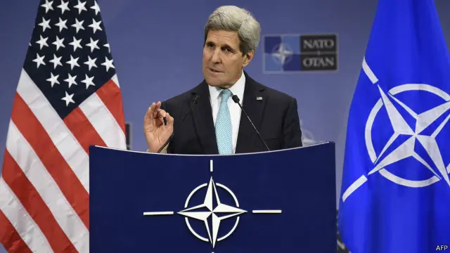 له جان کیري سره په دې غونډه کې د عراق لومړی وزیر حیدر العبادي او د عربي او اروپايي هېوادونو د بهرنیو چارو وزیران هم وو. 