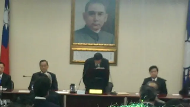 马英九深深一鞠躬，表达歉意，时间长达10秒钟之久