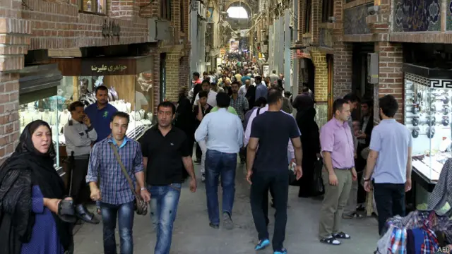 ایران پر عائد اقتصادی پابندیوں کی وجہ سے ملک میں مہنگائی بہت زیادہ ہے