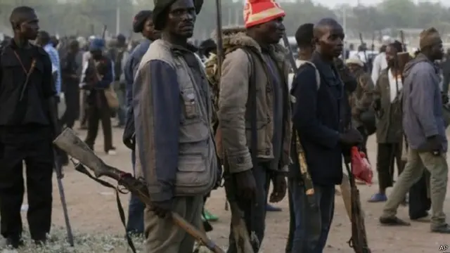 مجموعة من المقاتلين المحليين