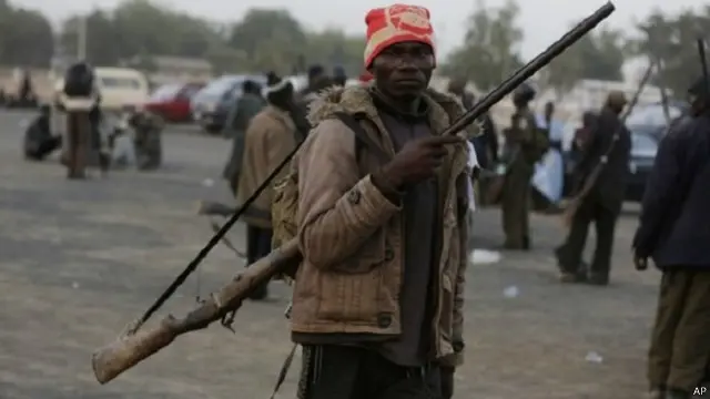 أحد المقاتلين المحليين يحمل بندقية صيد