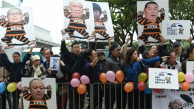 ဆန့်ကျင်သူတွေက သူတို့ကို ဆန္ဒပြခဲ့ကြ