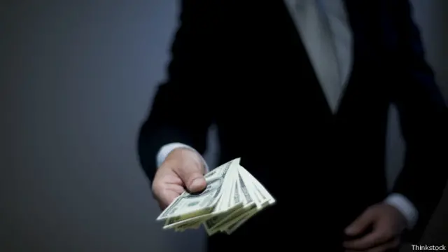 Человек, протягивающий деньги