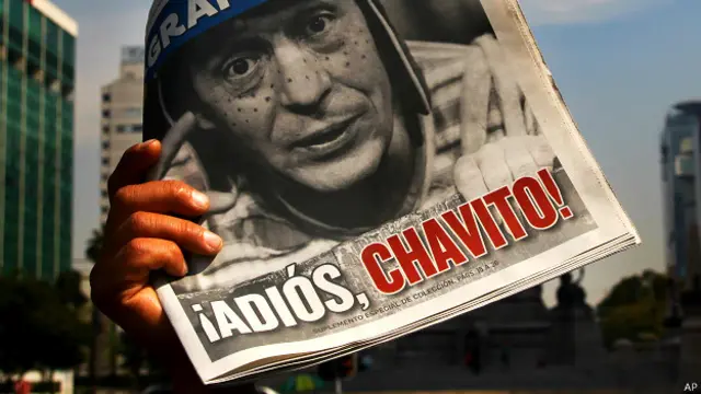 Periódico con la imagen de Chespirito