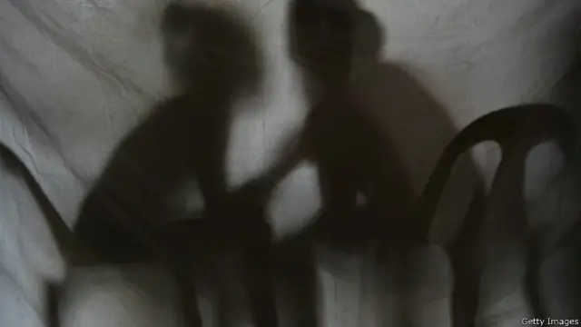 Силуэты двух девочек, спасенных полицией на Филиппинах