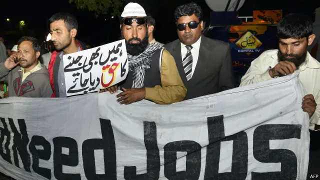 سرکاری سطح پر 1998 کے بعد مردم شماری نہ ہونے کے باعث پاکستان کی کل آبادی کے اعدادوشمار موجود نہیں ہیں