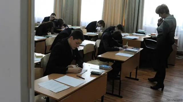 Московские школьники пишут сочинение