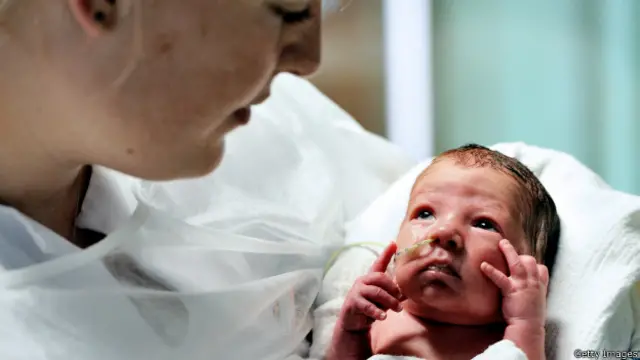 Мать с новорожденным младенцем