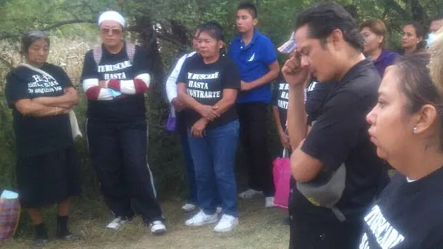 Jorge Popoca -en primer plano, con una gorra gris bajo el brazo, aún espera encontrar con vida a su familia.