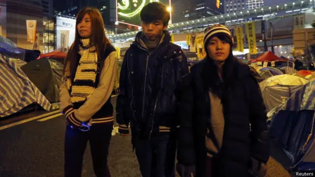 黄之锋（中）、黄子悦（右）与郑奕琳（左）在“占领中环”抗议金钟占领区上（3/12/2014）