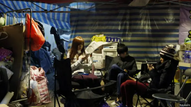 參與絕食的學民思潮成員盧彥慧、黃子悅和黃之鋒