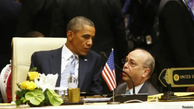 拉塞爾與奧巴馬在今年緬甸舉行的東亞峰會上席間交談