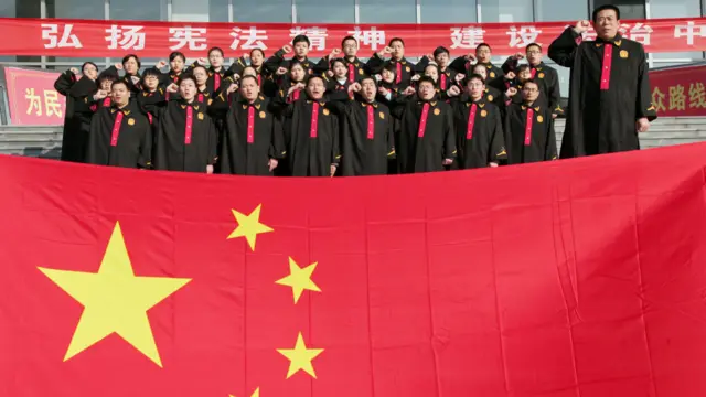 中国山东某法院法官在宪法日举行宣誓仪式(新华社资料图片)