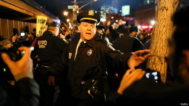 Стычки демонстрантов с полицией в Нью-Йорке