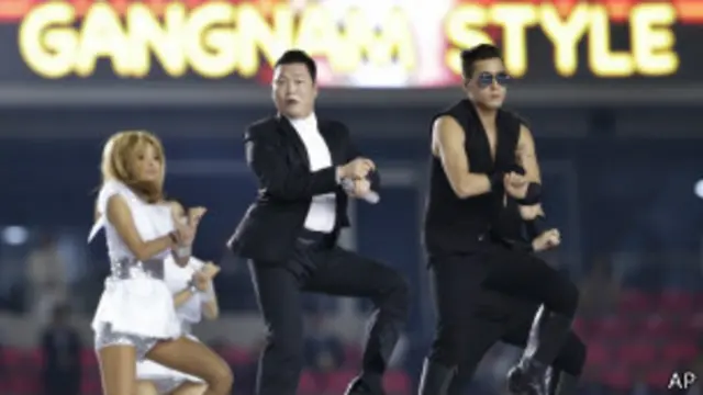 El artista surcoreano Psy interpretando Gangnam Style