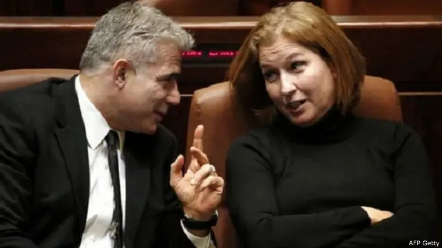 كل من لابيد وتسيبي ليفني يقولان إنهما أقيلا من الحكومة بدون سابق إنذار.