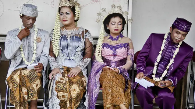 Penolakan negara terhadap pernikahan antar agama membuat sejumlah calon mempelai pernikahan beda agama melakukan "penyiasatan".