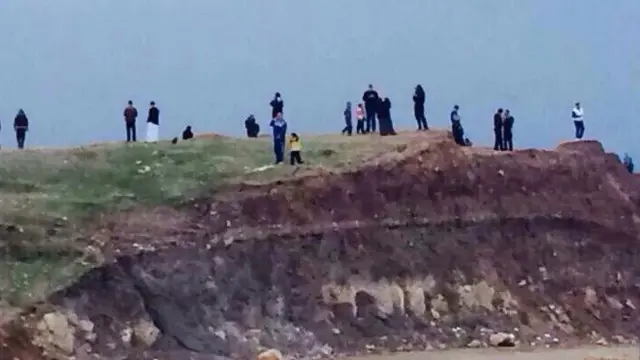 لا يستطيع الكثير من الناس قضاء حوائجهم بسبب انقطاع شبكات الاتصالات.