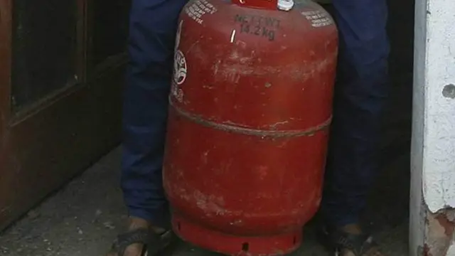 بلغ سعر قنينة غاز الطبخ في الموصل 100 دولار، وهي غير متوفرة.