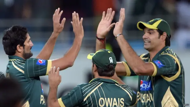 پاکستانی بولرز نے ابتدائی تین اوورز میں تین وکٹیں حاصل کیں