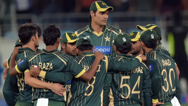 پاکستانی بولروں نے آغاز میں عمدہ بولنگ کی اور ابتدائی تین اوورز میں تین وکٹیں لیں۔