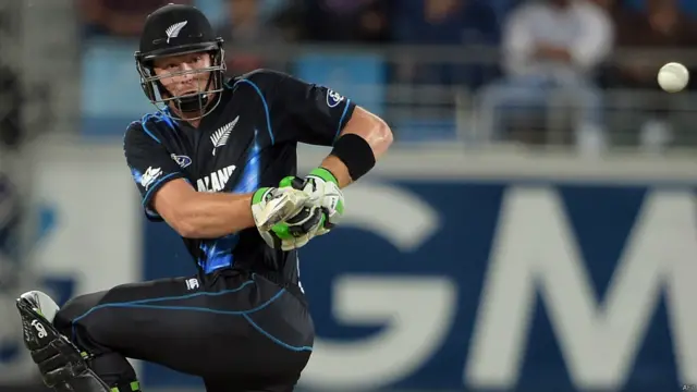 ایک اینڈ سے تین وکٹیں گرنے کے باوجود مارٹن گپٹل دوسرے اینڈ پر جمے رہے اور 32 رنز کی اننگز کھیلی۔