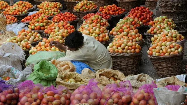 گھروں میں کام کرنے والی فرزانہ معراج کا کہنا ہے کہ ’یہاں تو کوئی کسی کو پوچھنے والا نہیں۔ جس چیز کو ہاتھ لگاو وہی مہنگی ہے۔ ہر کسی کا اپنا ریٹ ہے‘