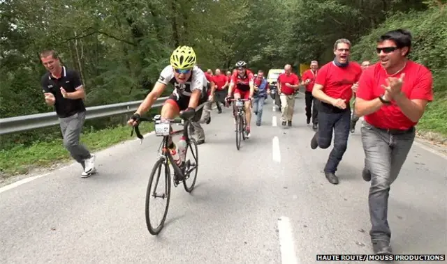 Heettish recibió el apoyo de las personas que se reúnen al borde de la carretera para alentar a los ciclistas.