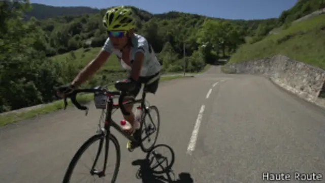 La prueba sobre los Pirineos, los Alpes y las Dolomitas es para ciclistas aficionados.