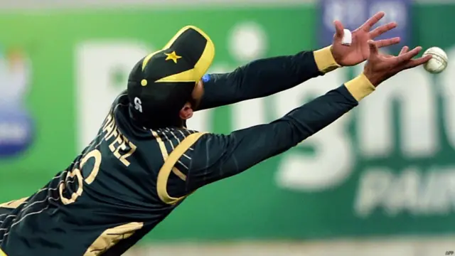 محمد حفیظ کورے اینڈرسن کا کیچ پکڑنے کی کوشش میں ناکام رہے