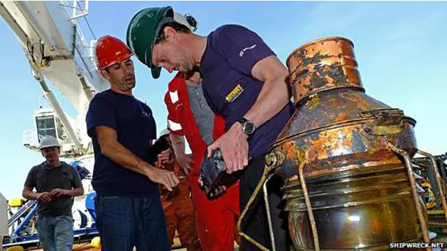 Andrew Craig, de Odissey, a la derecha en esta imagen tomada sobre el Explorer.