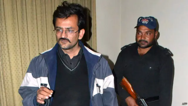 پولیس نے انھیں جمعرات کو جنید حفیظ کے مقدمہ کی سماعت کے لیے گھر سے باہر نکلنے سے روک دیا