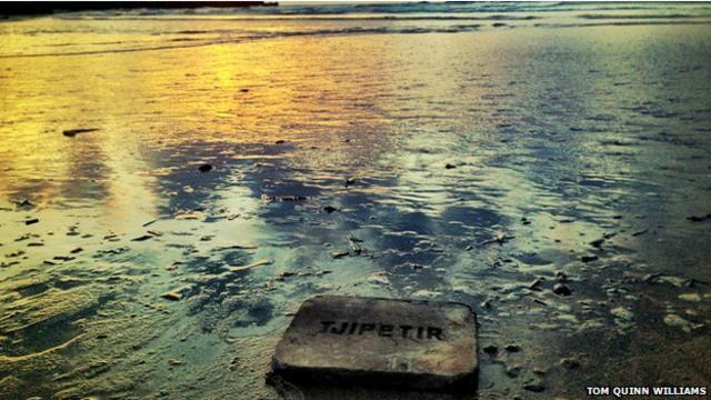 Las tablillas Tjipetir están apareciendo por playas de toda Europa.