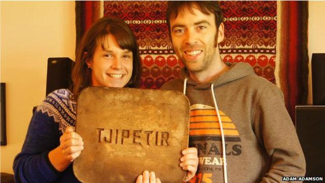 Adam y Marina encontraron una tablilla de Tjipetir en las  islas Shetland, al norte de Escocia, en agosto.