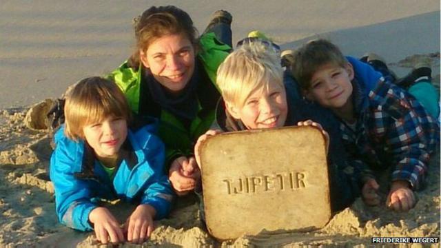 Friederike Wegert y sus hijos con su tabla Tjipetir en marzo de 2013, en Alemania.
