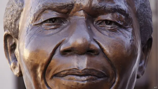 Nelson Mandela est décédé mercredi 5 décembre 2013 à son domicile de Houghton, à Johannesburg, en Afrique du Sud, à l'âge de 95 ans. Il a marqué son temps par sa lutte contre l'apartheid et pour les droits des Sud-Africains noirs et indiens