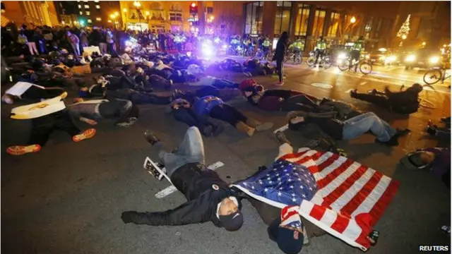 یہ مظاہرے بدھ کو اس وقت شروع ہوئے جب گرینڈ جیوری نے نیویارک میں سیاہ فام شہری ایرک گارنر کی موت کے کیس میں پولیس اہلکار پر مقدمہ نہ چلانے کا فیصلہ سنایا