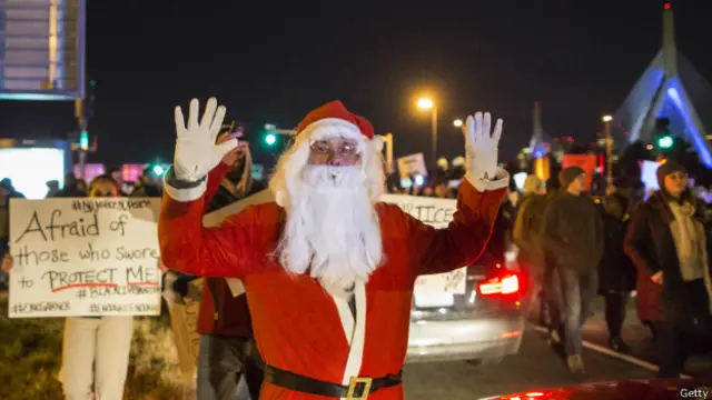 ایک ہفتہ قبل امریکی ریاست مزوری میں جیوری کی جانب سے ایک 18 سالہ سیاہ فام نوجوان مائیکل براؤن کی ہلاکت پر پولیس اہلکار پر مقدمہ نہ چلانے کے فیصلے کے بعد مظاہروں کا سلسلہ ملک بھر میں پھیل گیا تھا