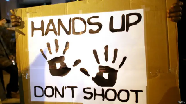 New York'ta birçok kişi "Eller yukarı, ateş etme!" yazılı pankartlarla sokaktaydı.