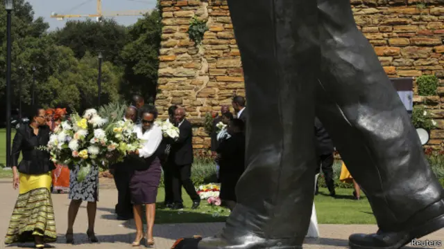 Né en 1918, Nelson Mandela s'est éteint le 5 décembre 2013 à Johannesburg. Il repose à Qunu, son village d'enfance, dans le sud du pays.