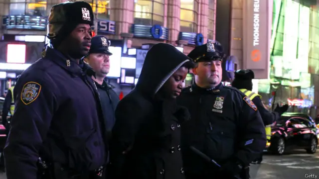 New York'taki gösterilerde polis çok sayıda protestocuyu gözaltına aldı.