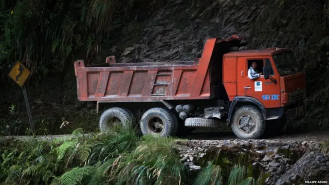 Truk di Jalan Yungas