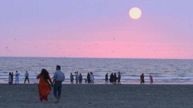 با توجه به اینکه پاکستان یک کشور به شدت مذهبی و محافظه کار است موفقیت این برنامه تعجب زیادی برانگیخته است