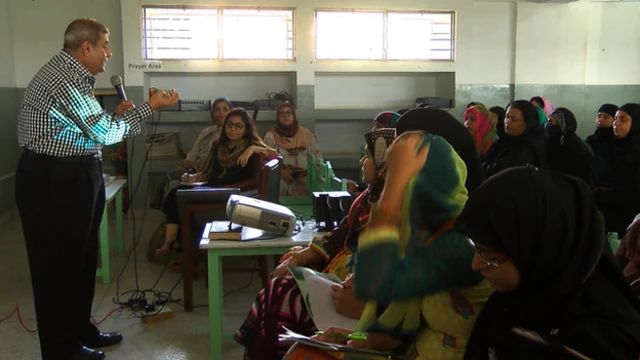 دکتر سکندر سوهانی از طریق فعالیت در یک نهاد مدنی می کوشد مردم را تشویق کند که شخصا در مورد سلامت خود تصمیم های درست و آگاهانه ای بگیرند