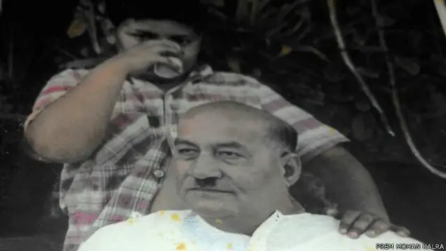 जोश मलीहाबादी और उनके पीछे खड़े हैं प्रेम मोहन कालरा