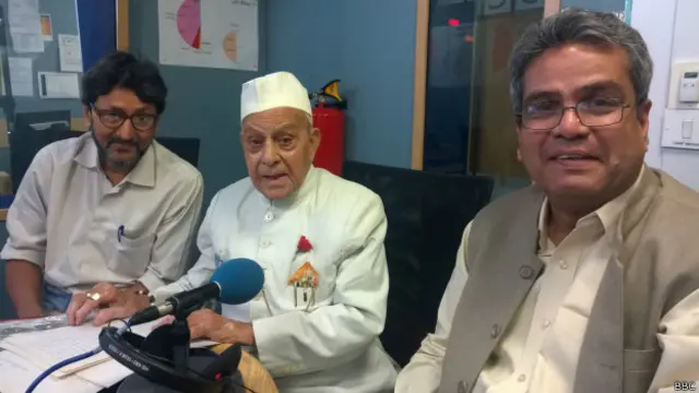 बीबीसी स्टूडियो में राजेश जोशी और रेहान फ़ज़ल के बीच बैठे हैं गुलज़ार देहलवी.