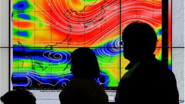 خبراء أرصاد يتابعون حركة الإعصار