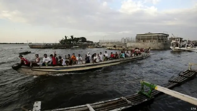 صيادون فلبينيون في قارب على ساحل إحدى القرى