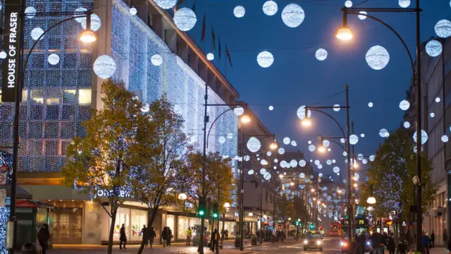 除了聖誕樹，聖誕燈飾是倫敦迎接聖誕不可缺少的一環。購物街牛津街的燈飾是最為有名的。